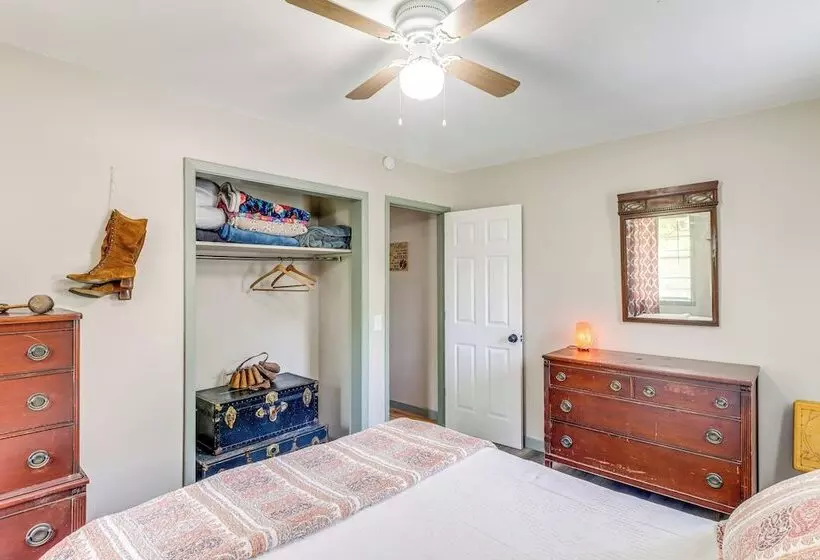 Horses Welcome: Marble Falls Home W/ Grill!