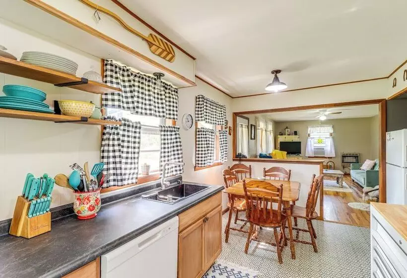 Horses Welcome: Marble Falls Home W/ Grill!