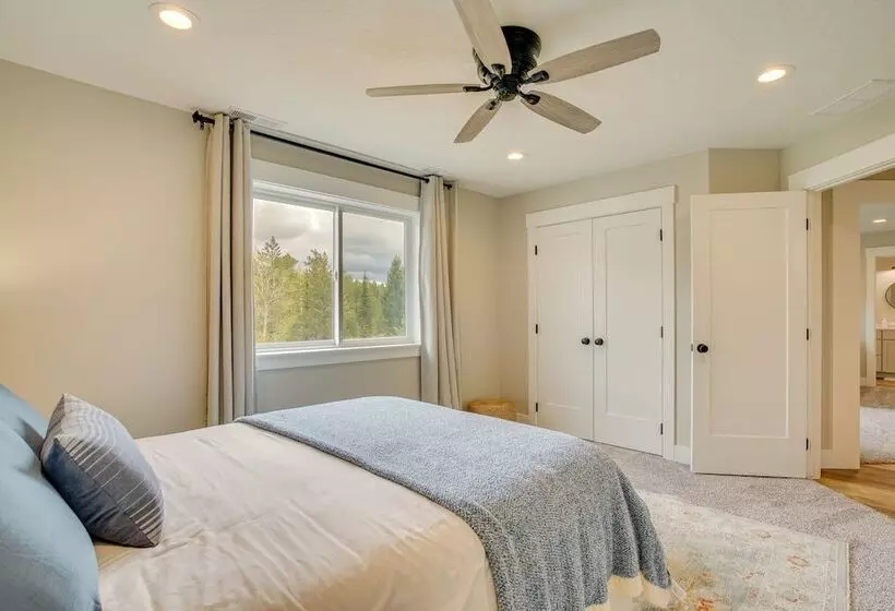 Spacious Donnelly Family Home W/ Private Hot Tub!