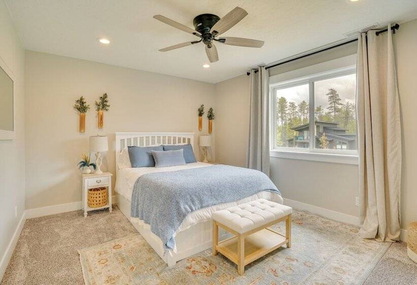 Spacious Donnelly Family Home W/ Private Hot Tub!