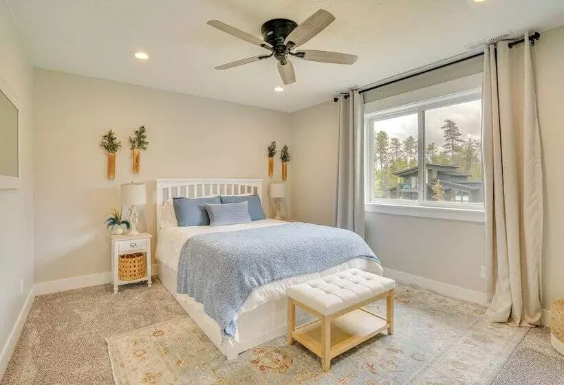 Spacious Donnelly Family Home W/ Private Hot Tub!