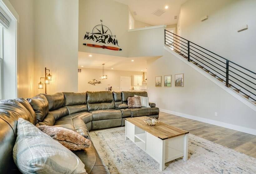 Spacious Donnelly Family Home W/ Private Hot Tub!