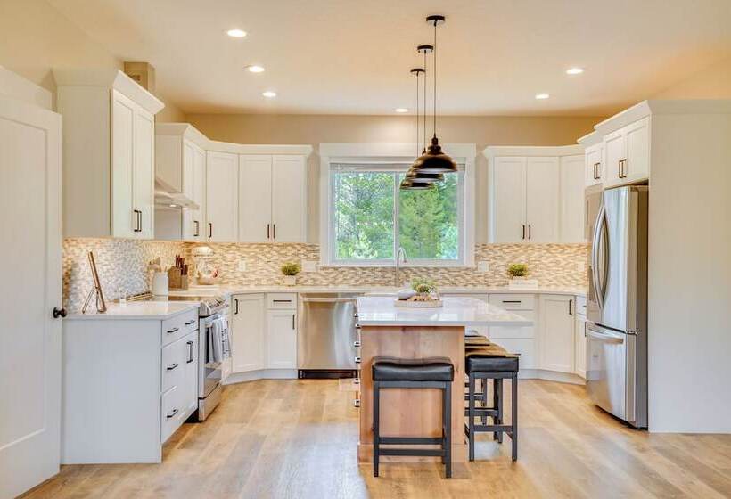 Spacious Donnelly Family Home W/ Private Hot Tub!