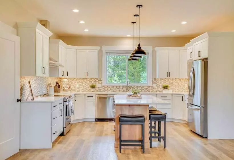 Spacious Donnelly Family Home W/ Private Hot Tub!