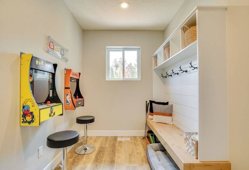 Spacious Donnelly Family Home W/ Private Hot Tub!