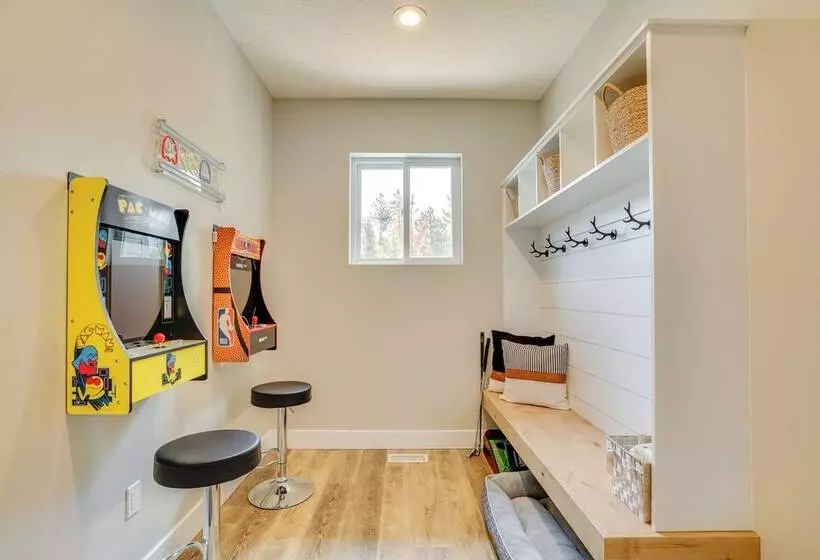 Spacious Donnelly Family Home W/ Private Hot Tub!