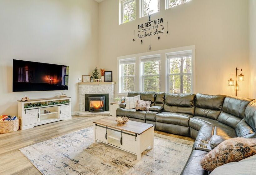 Spacious Donnelly Family Home W/ Private Hot Tub!