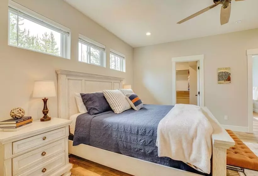 Spacious Donnelly Family Home W/ Private Hot Tub!