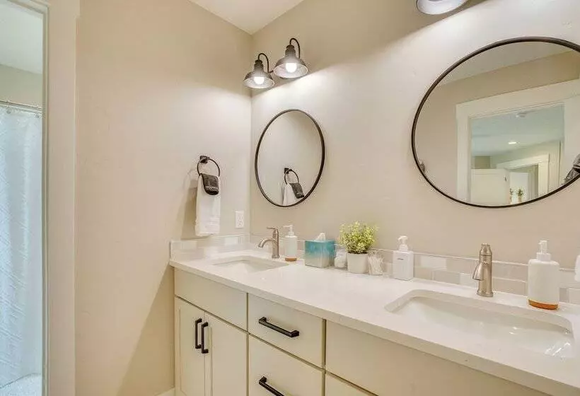 Spacious Donnelly Family Home W/ Private Hot Tub!