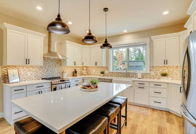 Spacious Donnelly Family Home W/ Private Hot Tub!