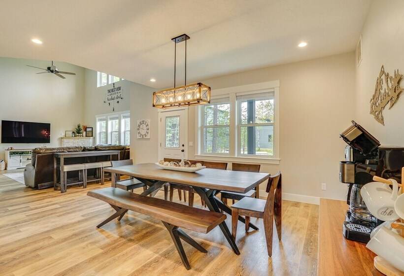 Spacious Donnelly Family Home W/ Private Hot Tub!