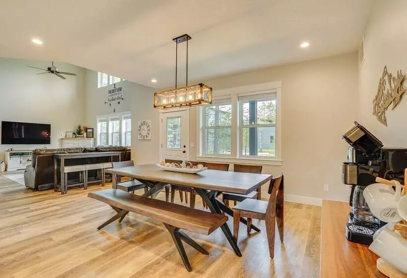 Spacious Donnelly Family Home W/ Private Hot Tub!