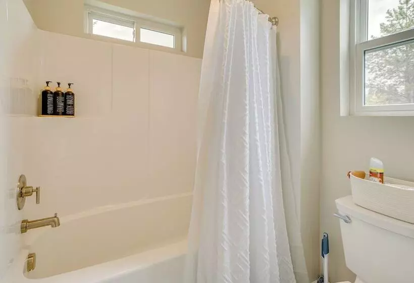 Spacious Donnelly Family Home W/ Private Hot Tub!