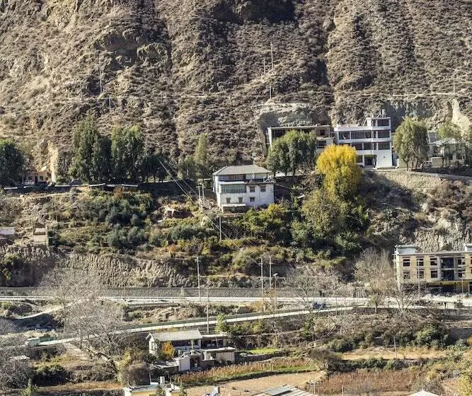 Hotelli Lux Tea Horse Road Deqin Benzilan