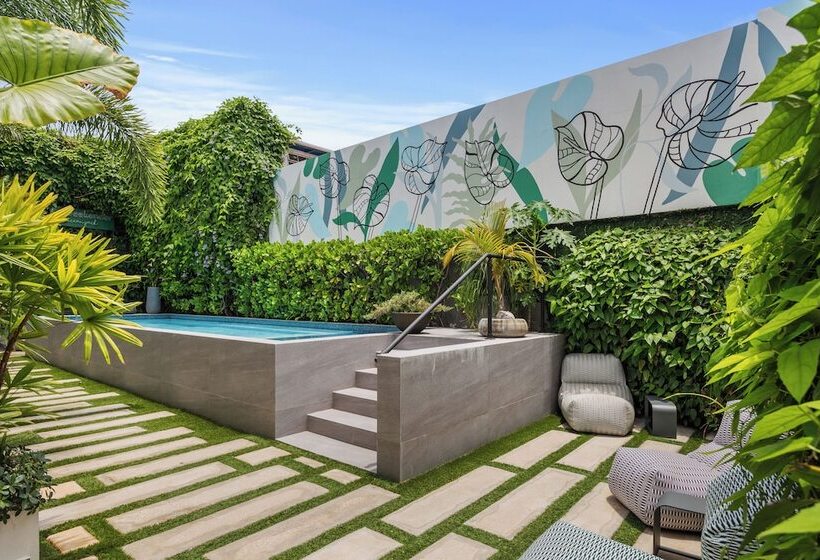 هتل The Weekender By Otium