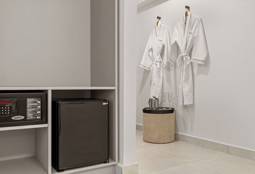 هتل The Weekender By Otium