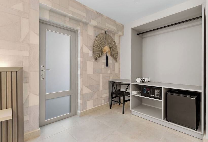 هتل The Weekender By Otium