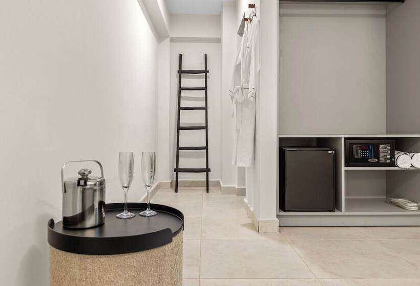 هتل The Weekender By Otium