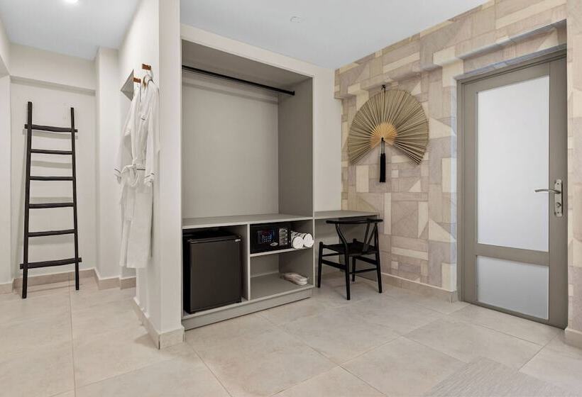 هتل The Weekender By Otium