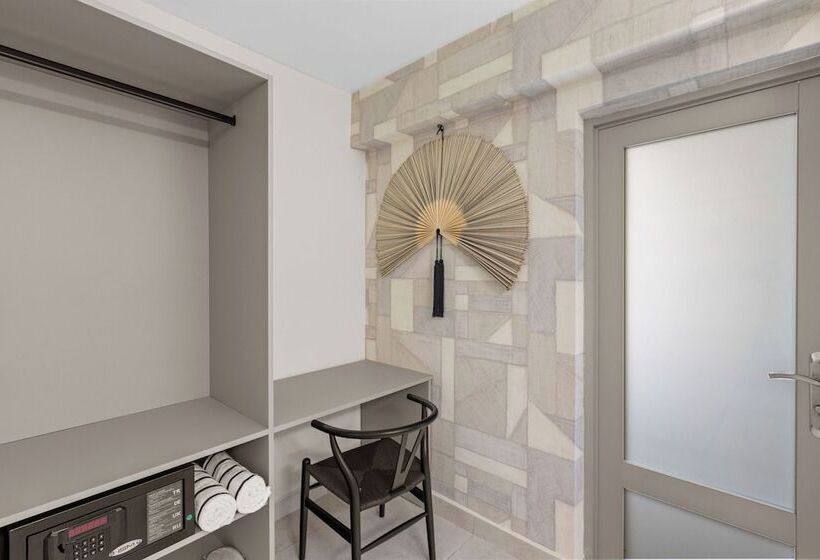 هتل The Weekender By Otium