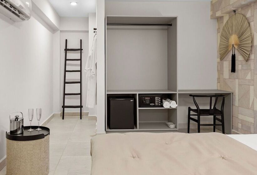 هتل The Weekender By Otium