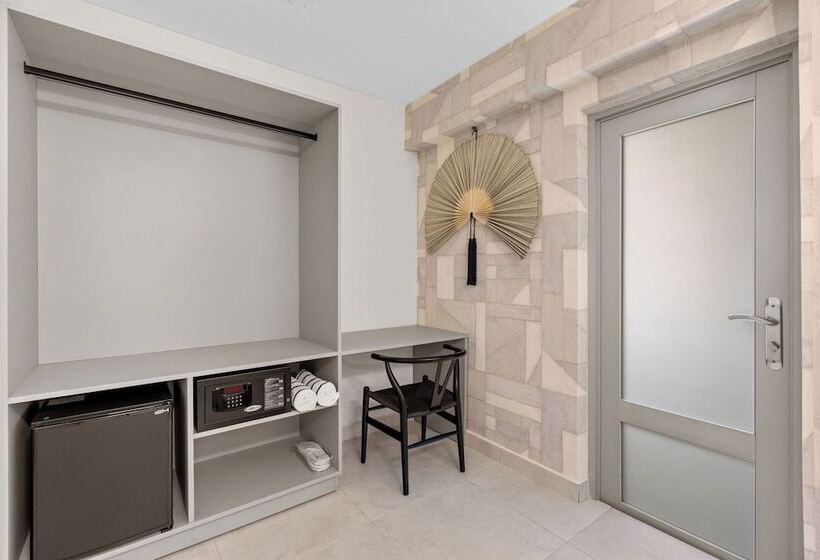 هتل The Weekender By Otium