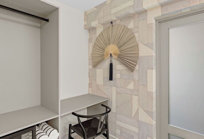 هتل The Weekender By Otium