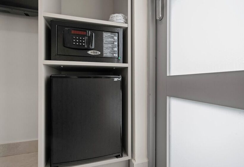 هتل The Weekender By Otium