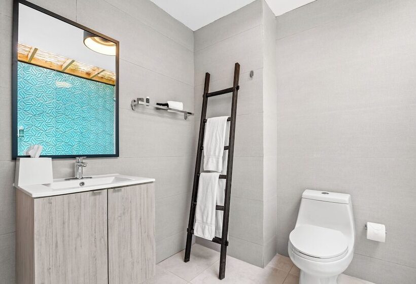 هتل The Weekender By Otium