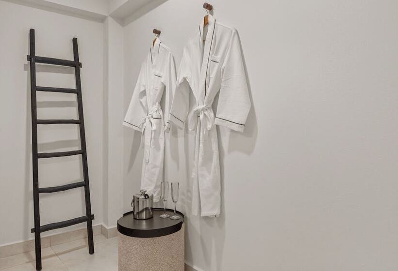 هتل The Weekender By Otium