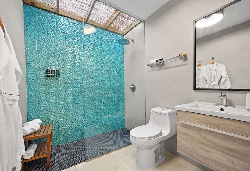 هتل The Weekender By Otium