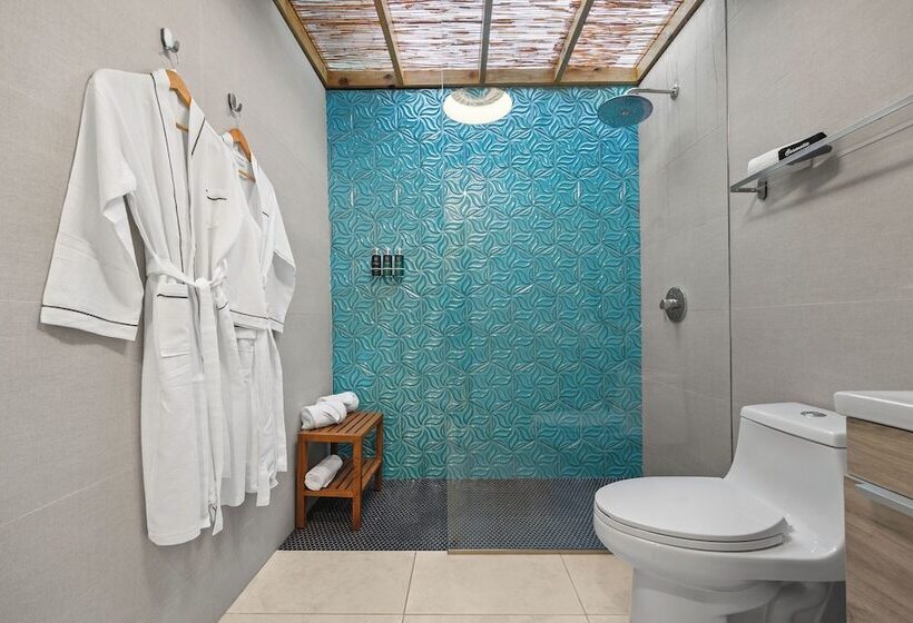 هتل The Weekender By Otium