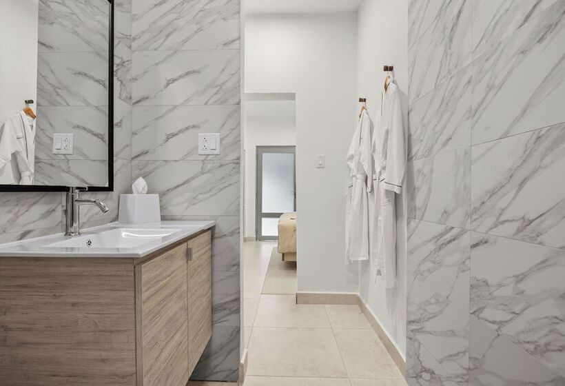 هتل The Weekender By Otium