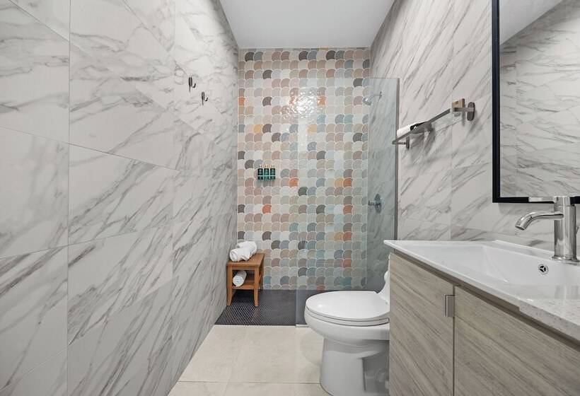 هتل The Weekender By Otium