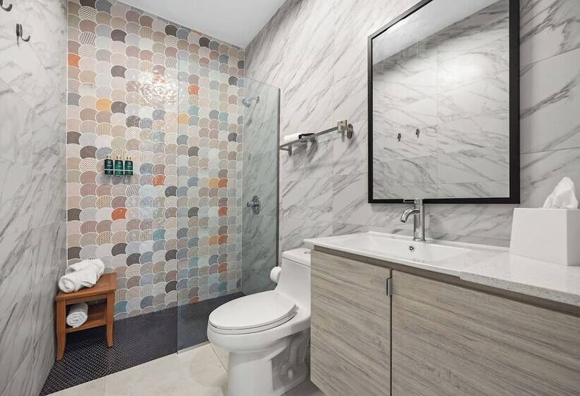 هتل The Weekender By Otium