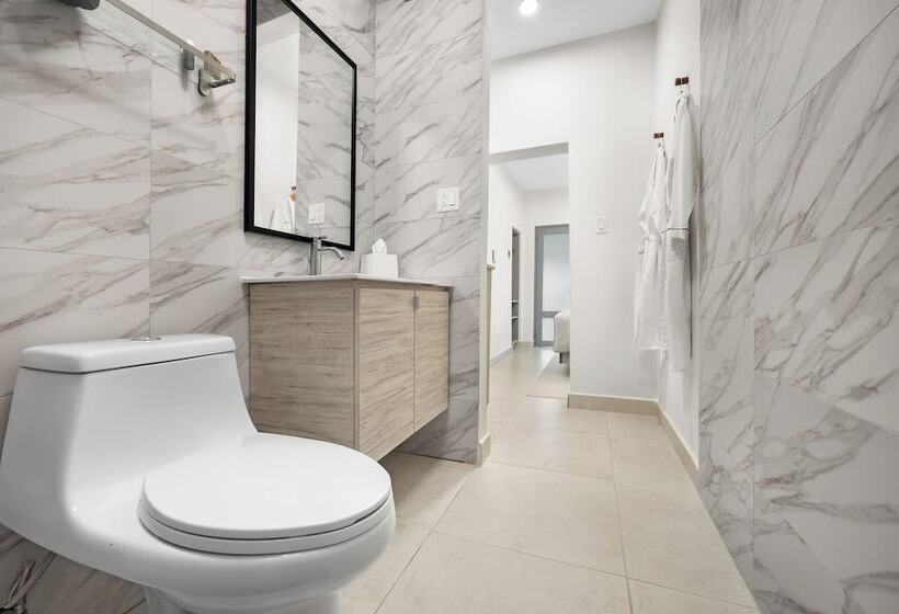 هتل The Weekender By Otium