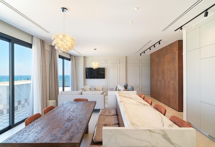 Liv Mackenzie Beach Suites