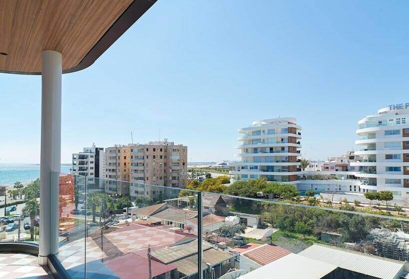 Liv Mackenzie Beach Suites