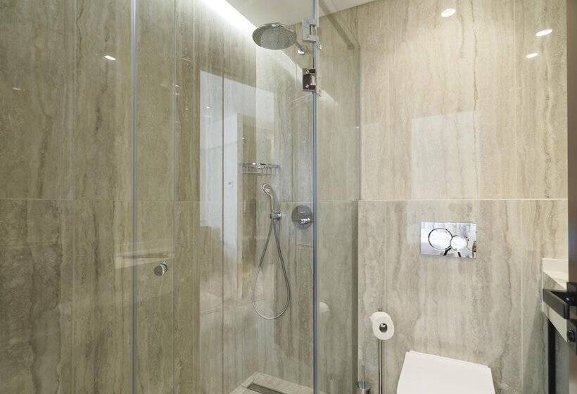 Liv Mackenzie Beach Suites