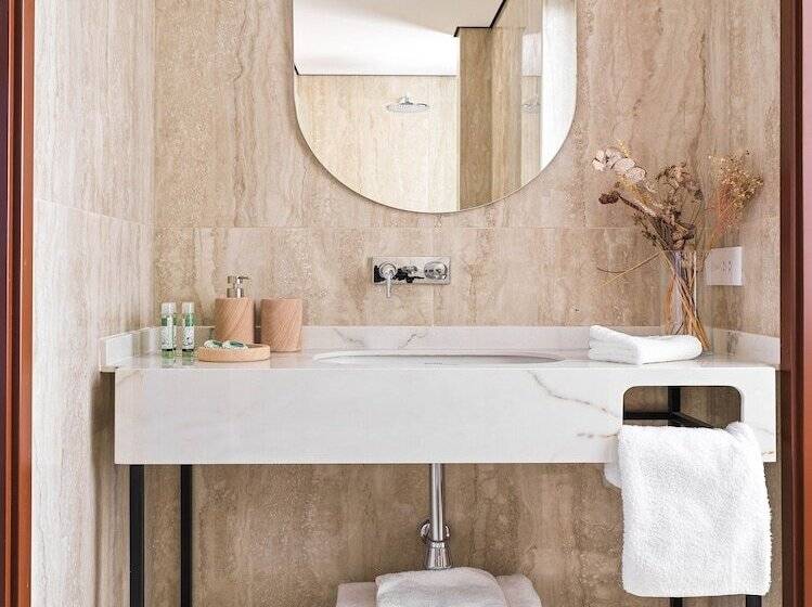 Liv Mackenzie Beach Suites