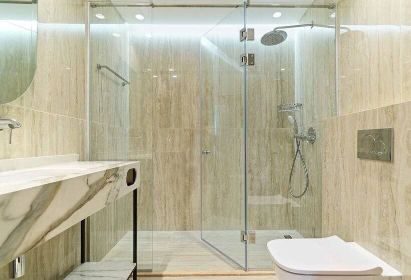 Liv Mackenzie Beach Suites