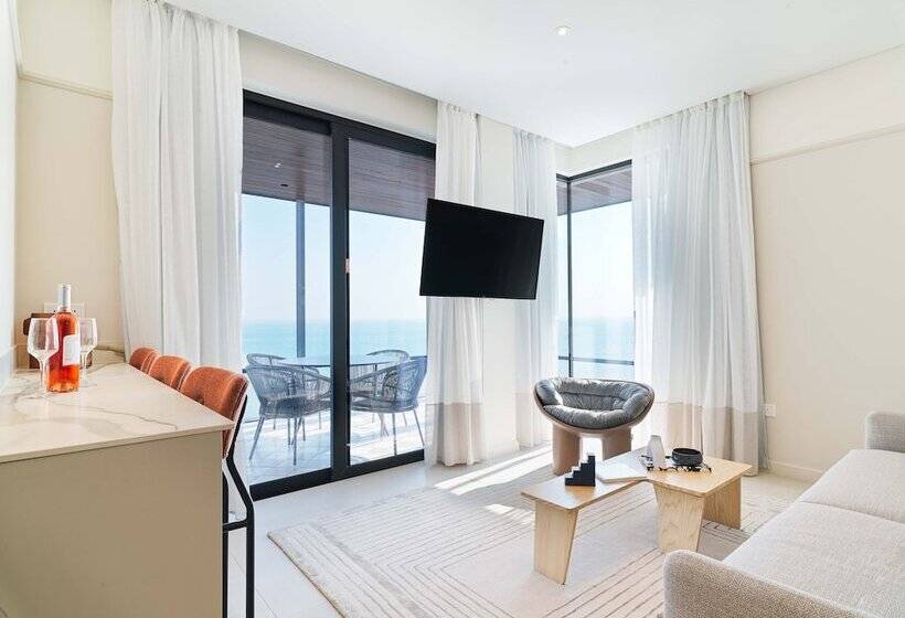 Liv Mackenzie Beach Suites