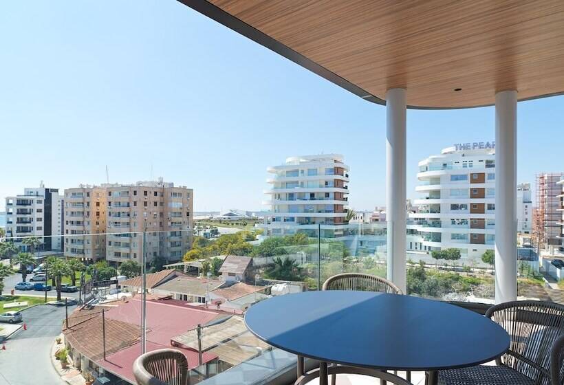 Liv Mackenzie Beach Suites