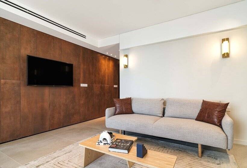 Liv Mackenzie Beach Suites