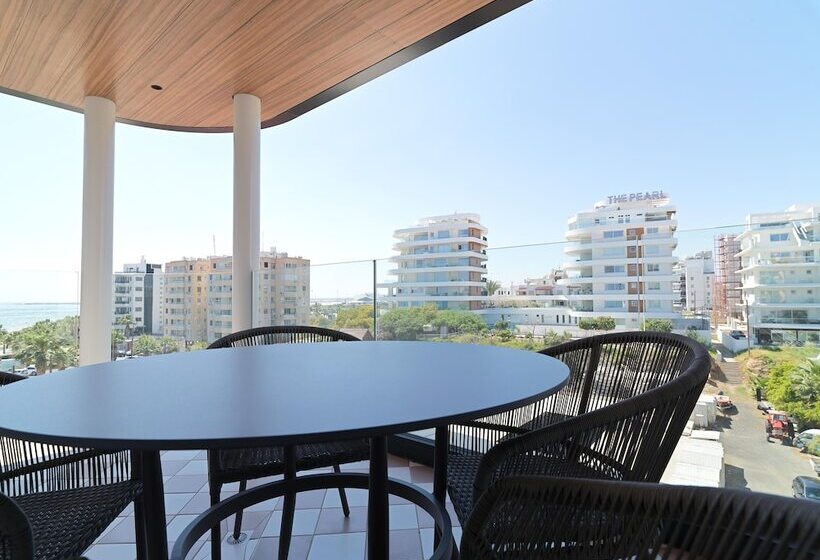 Liv Mackenzie Beach Suites