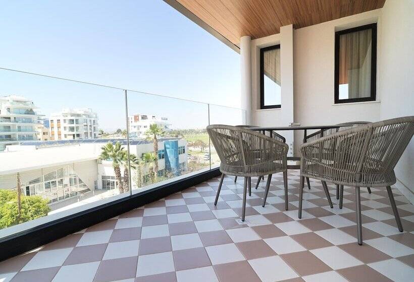 Liv Mackenzie Beach Suites