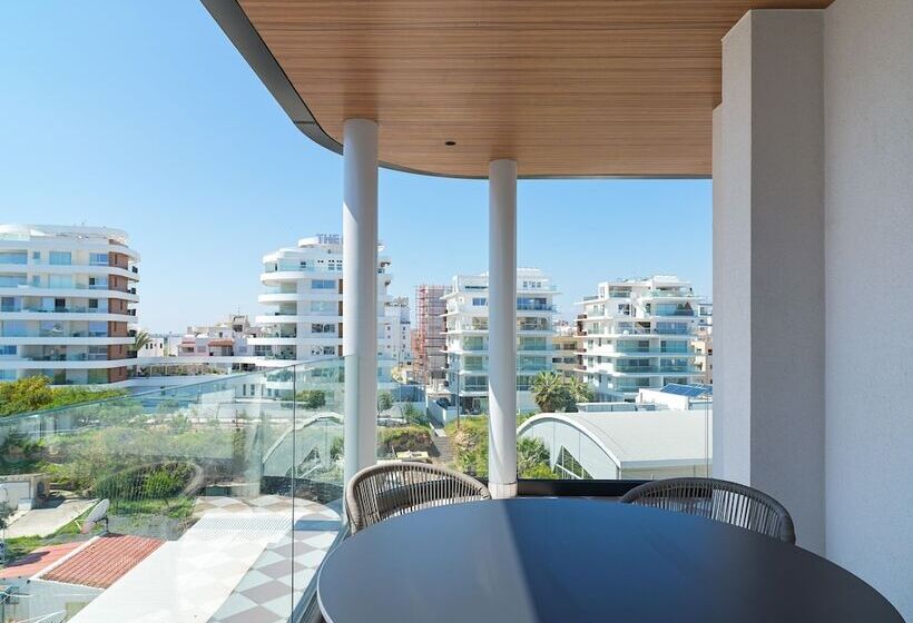 Liv Mackenzie Beach Suites