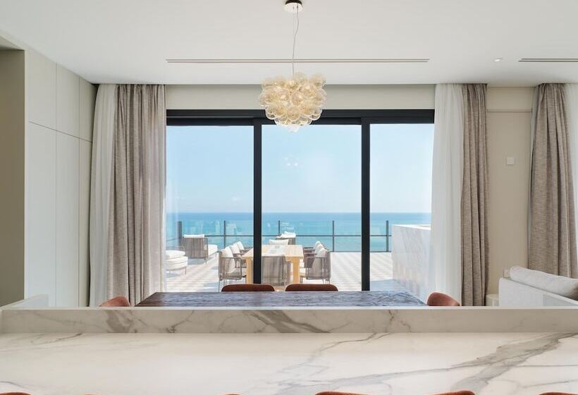 Liv Mackenzie Beach Suites