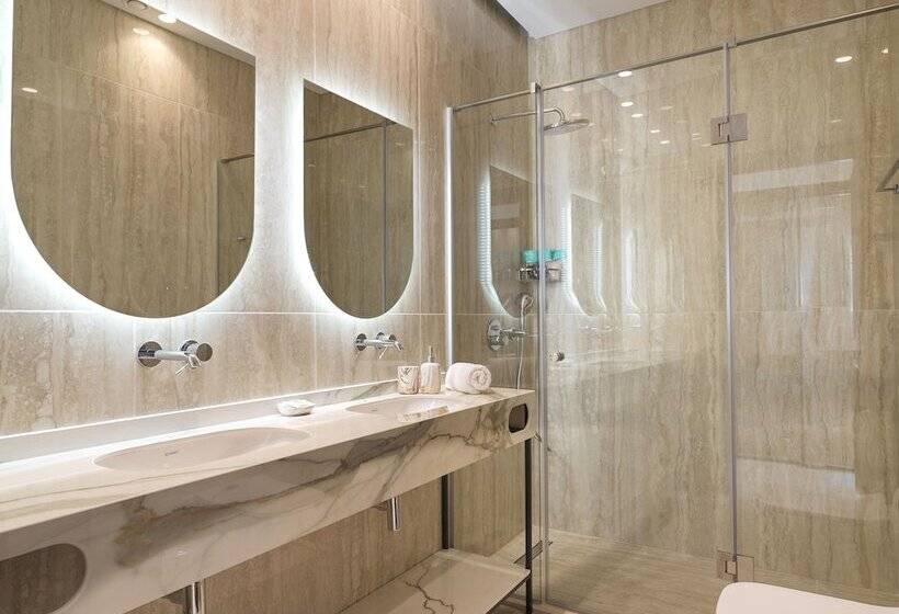 Liv Mackenzie Beach Suites