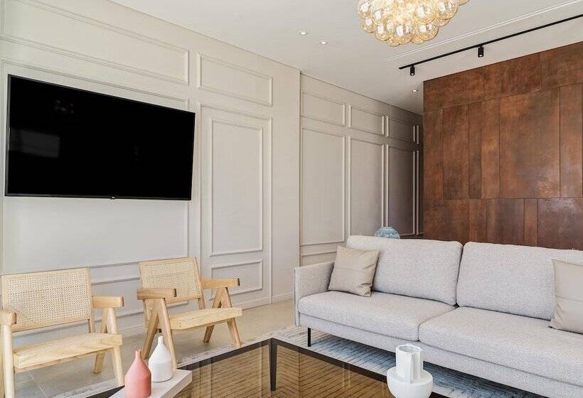 Liv Mackenzie Beach Suites